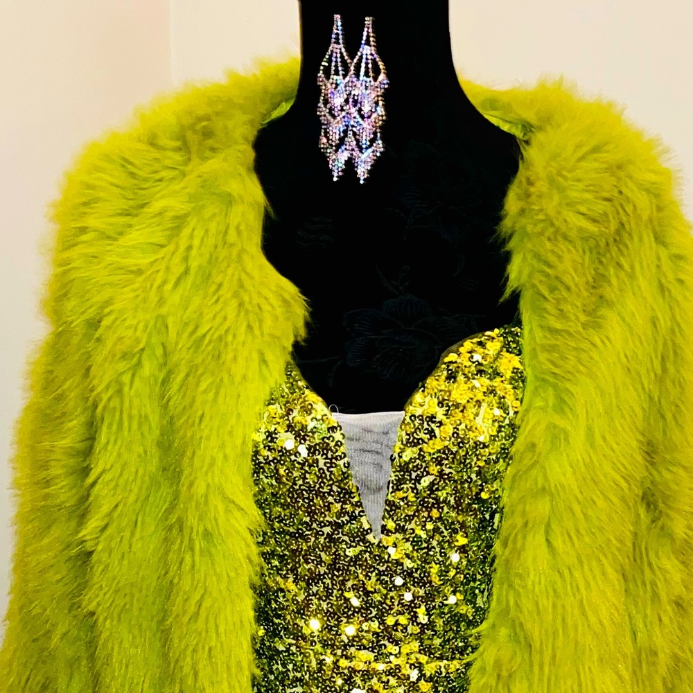 Lights! Cameras! Action! Beautiful Sequin Gown with matching accessories!